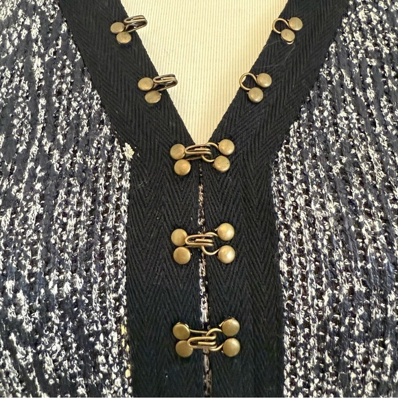 T Tahari Women’s Dress Size 6 Gray Sheath Short Sleeve V Neck Snake Print - Picture 3 of 12